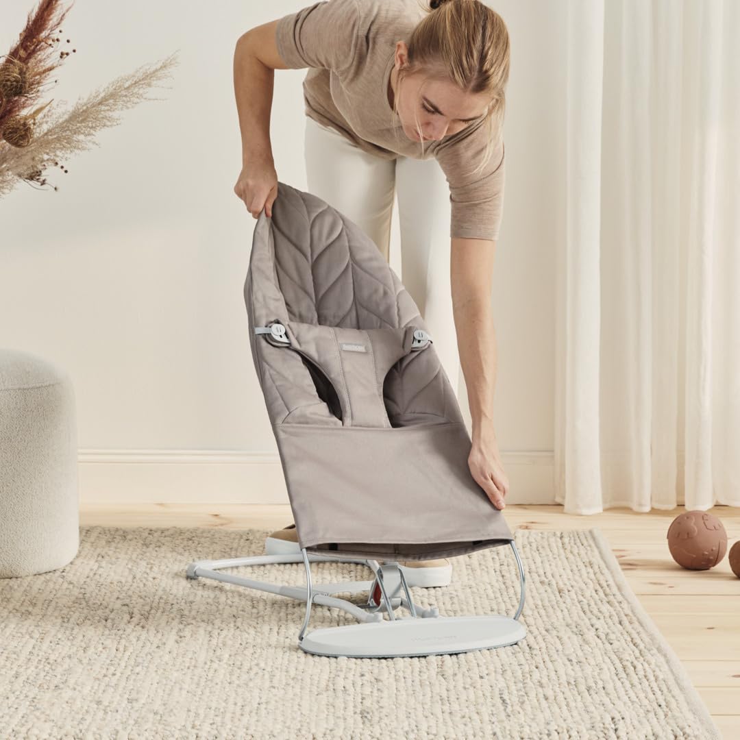 BabyBjörn Bliss beebikiik, tepitud kootud kangas (Woven Petal Quilt), liivahall (Sand Grey), 0–2 aastat