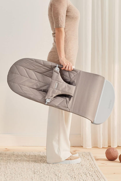 BabyBjörn Bliss beebikiik, tepitud kootud kangas (Woven Petal Quilt), liivahall (Sand Grey), 0–2 aastat