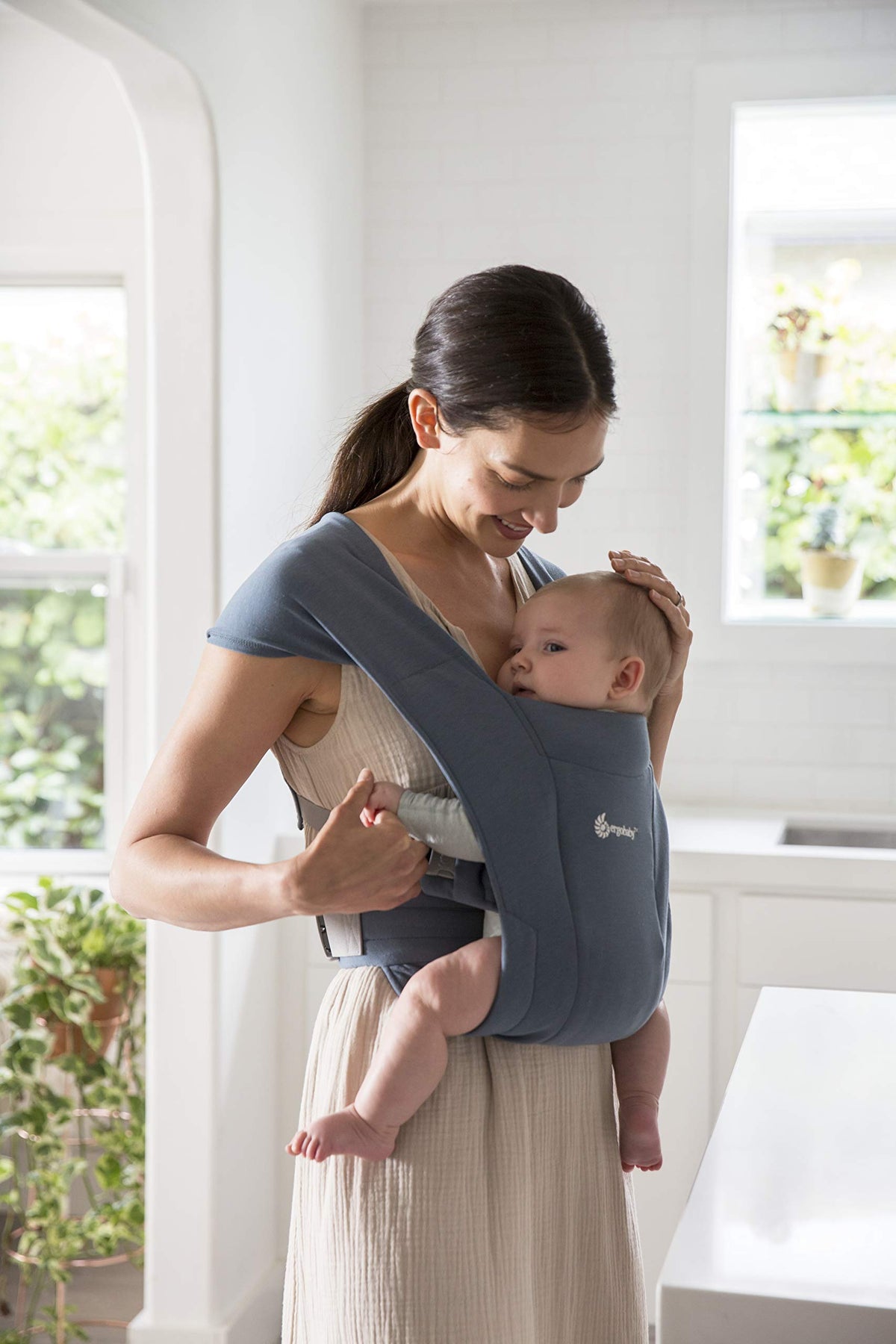 Ergobaby Embrace newborn baby carrier, soft and ergonomic, Oxford Blue