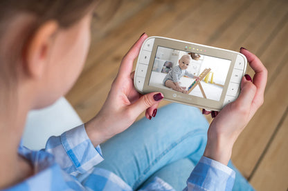 Motorola VM50G baby monitor with 5'' screen, camera, and temperature display